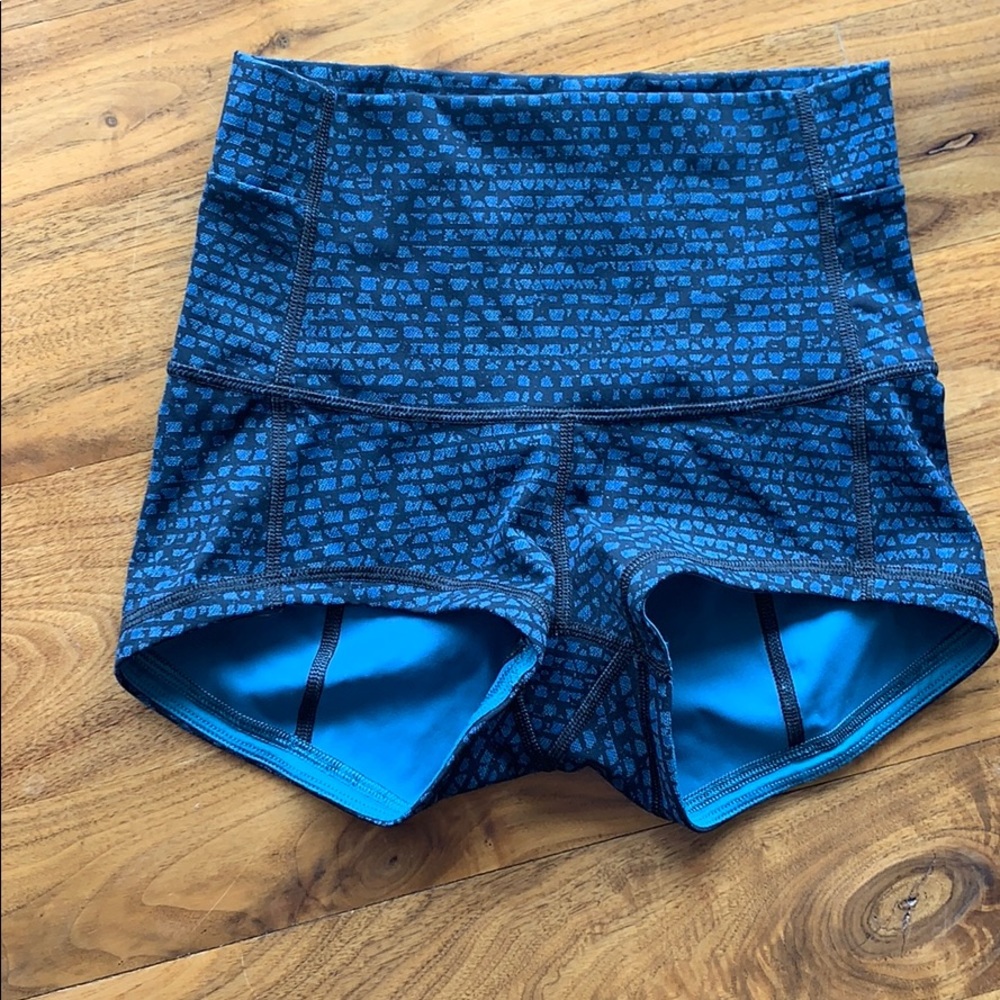Lululemon in movement short everlux 2.5” size 4